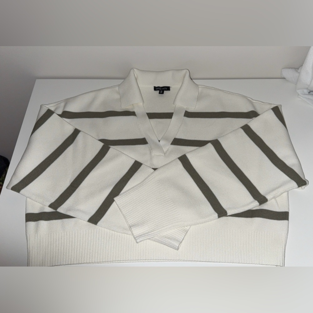 Dynamite White and Green V-Neck Sweater with Geometric Patterns